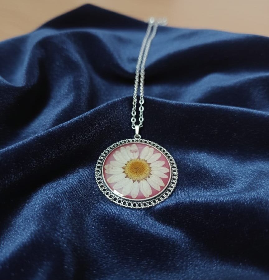 Real Preserved Daisy Round Resin Pendant with Silver Anti-Tarnish Chain