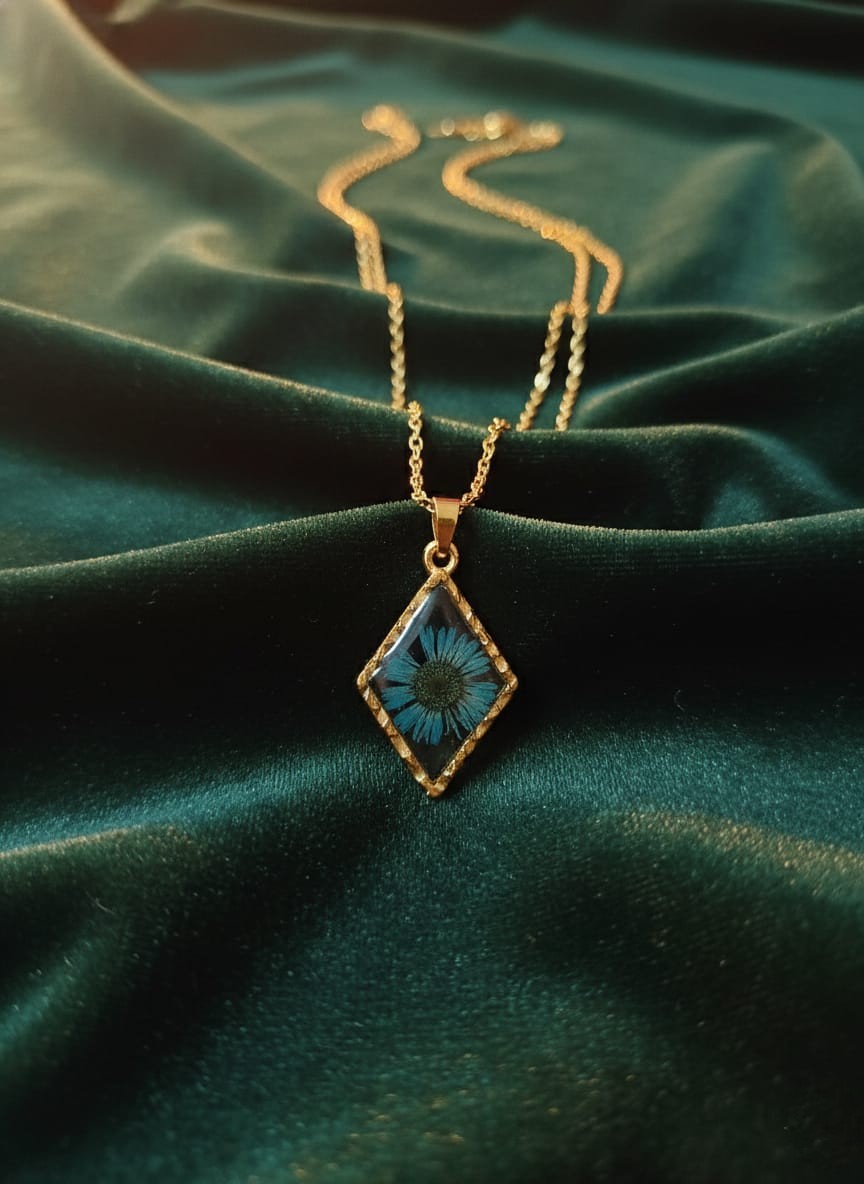 Diamond-Shaped Aster Flower Resin Pendant – Gold Anti-Tarnish Jewellery