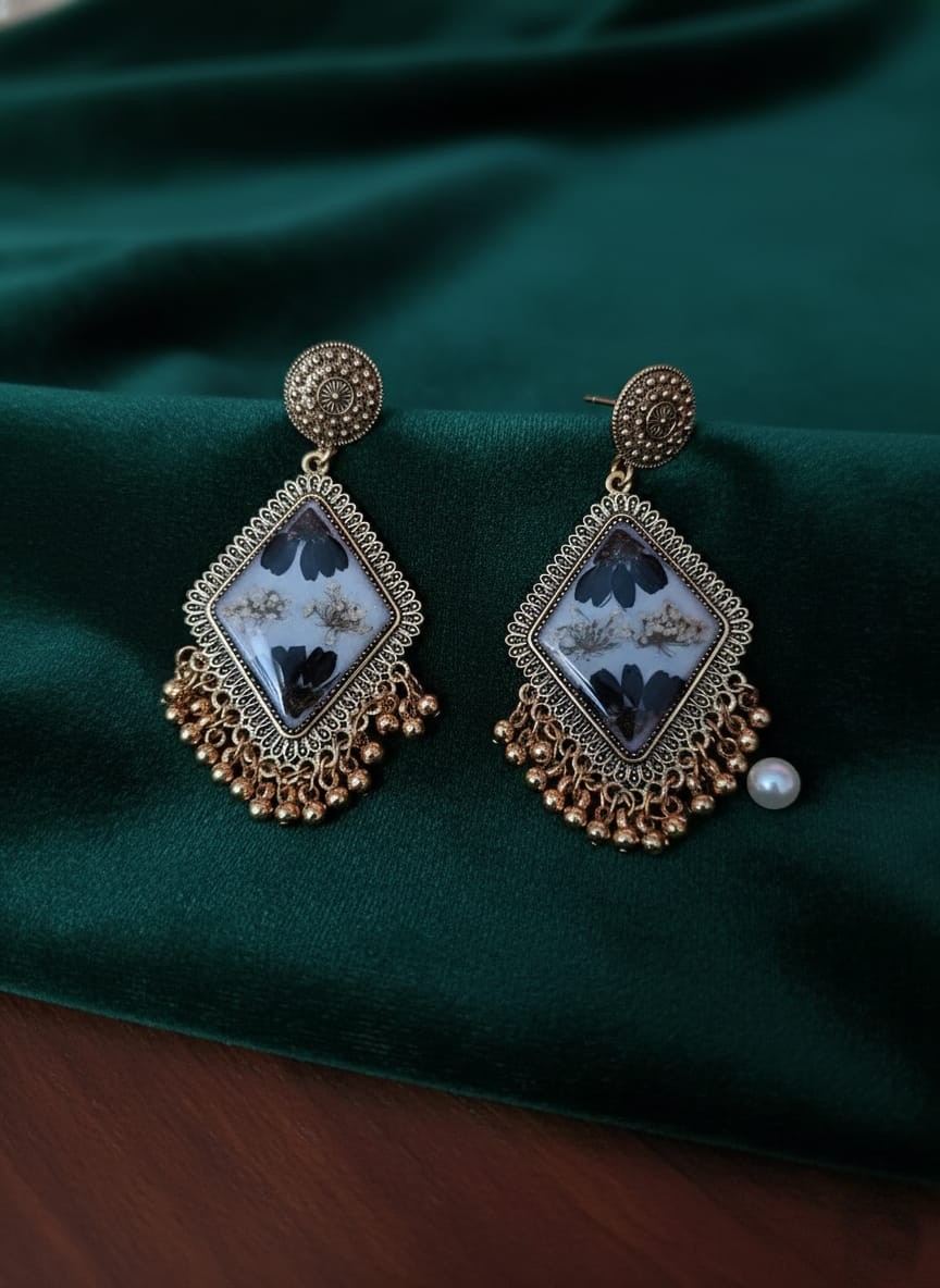 Real Black Daisy & White Queen Anne’s Breath Resin Diamond Earrings – 2 Layer Vintage Gold Floral Statement Jewelry (White Base)